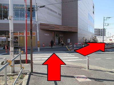 商業ビル前の横断歩道写真
