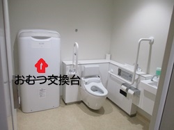2階多機能トイレ内のおむつ交換台の写真